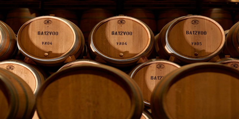 Rượu vang trắng thường sẽ trải qua quá trình ủ trong thùng thép không gỉ